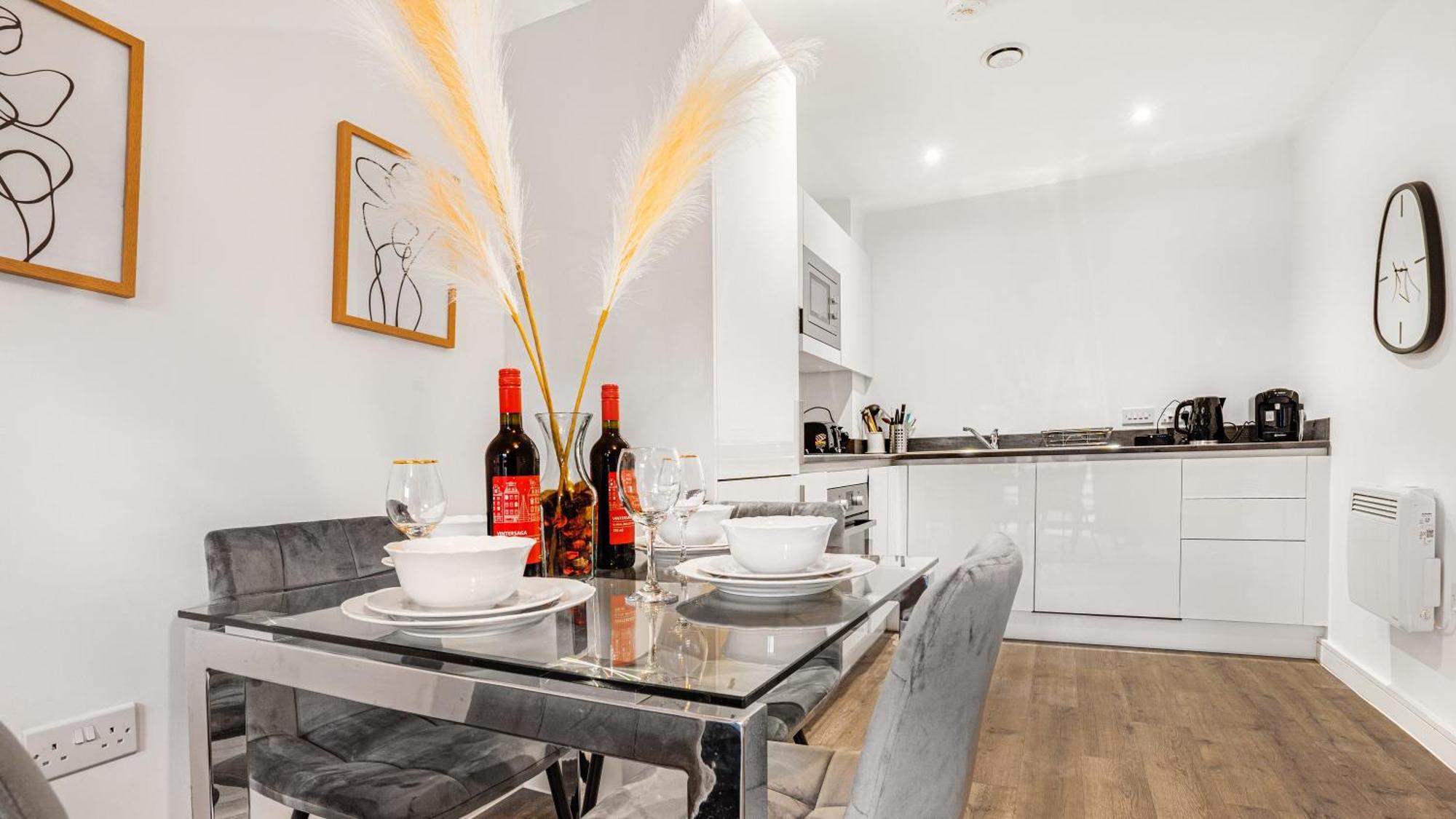 Apartment Oceanic Bliss- 2 Bed 2 Bath Free Park Netflix Birmingham